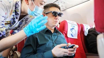 העתיד כבר כאן: חברת התעופה Hainan Airlines משיקה משקפי מציאות רבודה לטיסות!
